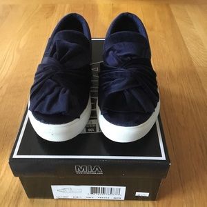 MIA Velvet dark blue bow style slip ons